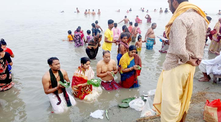 যমুনায় অষ্টমীর স্নানে পুণ্যার্থীদের ঢল