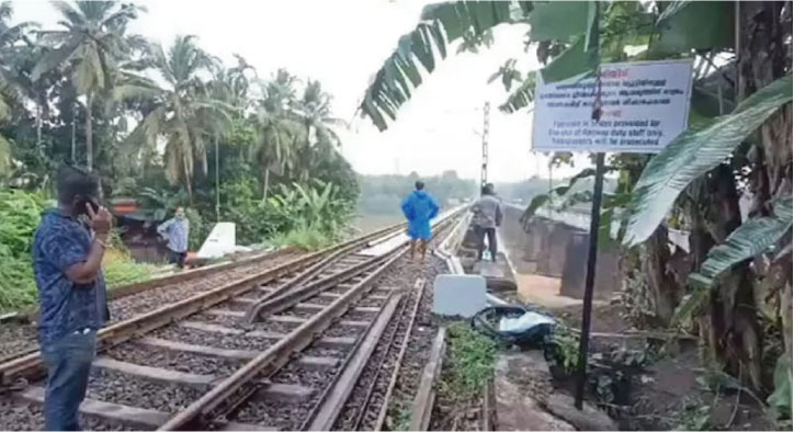 দ্রুতগতির ট্রেন পিষে দিল ৪ শ্রমিককে