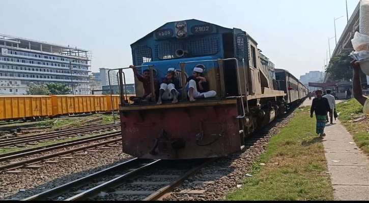 অটোরিকশা চালকদের অবরোধে বন্ধ ট্রেন, দুর্ভোগে যাত্রীরা