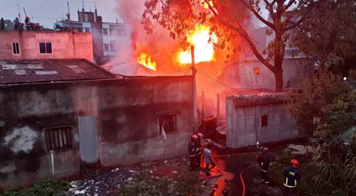 কেরানীগঞ্জে কেমিক্যাল গোডাউনে আগুন, নিয়ন্ত্রণে ৬ ইউনিট