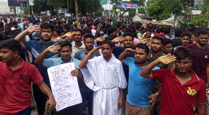 কাফনের কাপড় পরে নিহত আবু সাঈদকে সম্মান প্রদর্শন