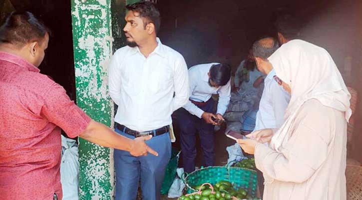 অতিরিক্ত দামে লেবু বিক্রি করায় ৫০ হাজার টাকা জরিমানা