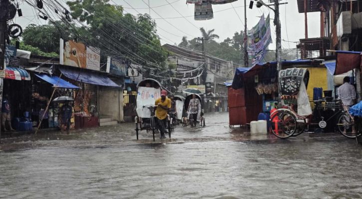 সকালের বৃষ্টিতে ডুবেছে চট্টগ্রাম, ভোগান্তিতে পরীক্ষার্থীরা