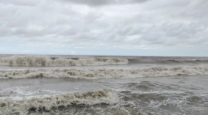 রেমালের প্রভাবে উত্তাল সাগর