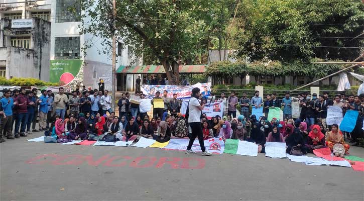 শিক্ষকের স্থায়ী বহিষ্কারের দাবিতে টানা আন্দোলনে শিক্ষার্থীরা