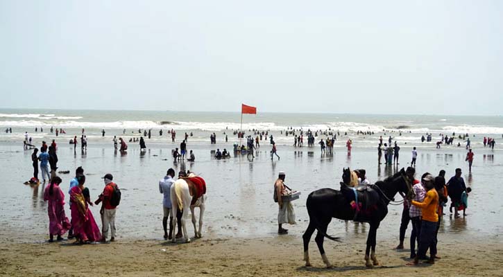 ঘূর্ণিঝড় ‘দানা’র মধ্যেও পর্যটকমুখর কক্সবাজার