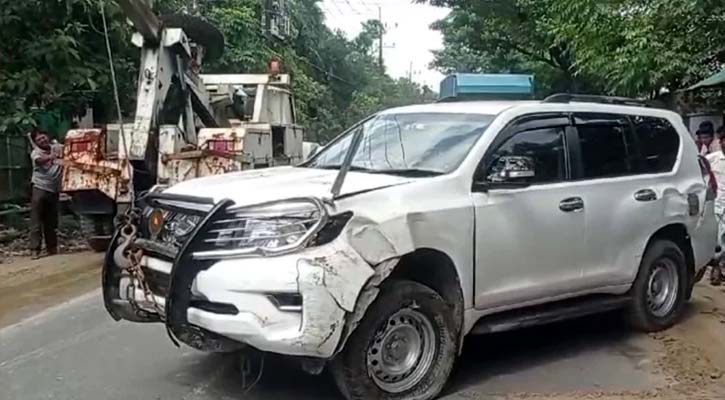 ডিসির গাড়িতে পিষ্ট হয়ে প্রাণ গেল শিশুর, হাসপাতালে মা