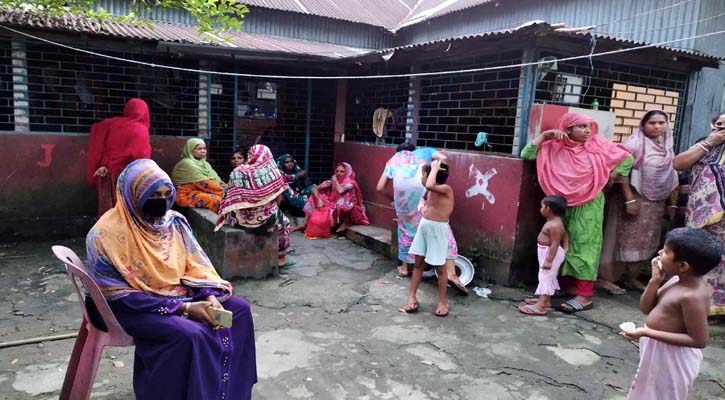 পালিয়েছেন আ.লীগ নেতা, বিয়ের দাবিতে কলেজছাত্রীর অনশন