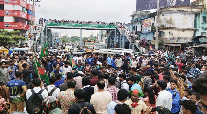 মহাসড়ক অবরোধ করে আন্দোলনে চবি শিক্ষার্থীরা