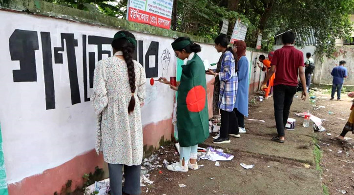 ফরিদপুরে ক্যালিগ্রাফি ও দেয়াল লিখনে ব্যস্ত শিক্ষার্থীরা