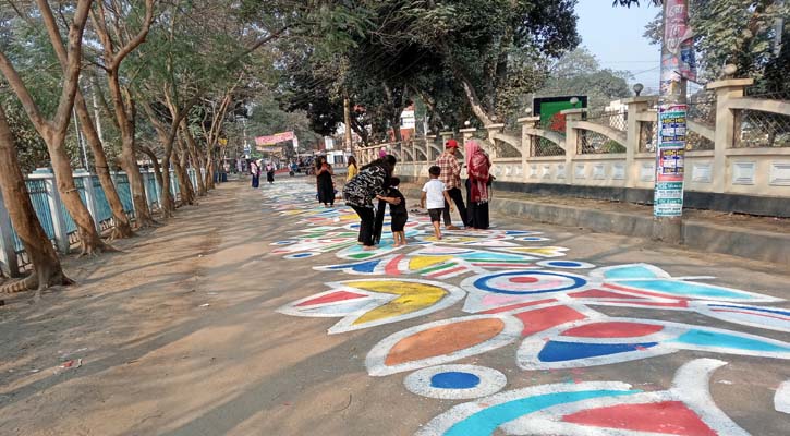 শহীদ মিনার সড়কে আঁকা আলপনায় একুশের চেতনা