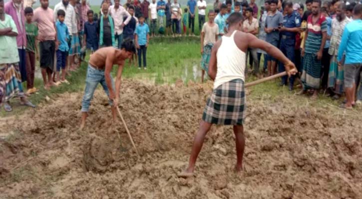 গর্ত নিয়ে এলাহি কাণ্ড, মাটি খুঁড়ে যা নিয়ে গেল পুলিশ