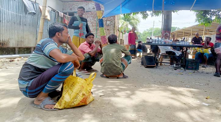 শ্রম বিক্রির হাটে মিলছে না শ্রমিক