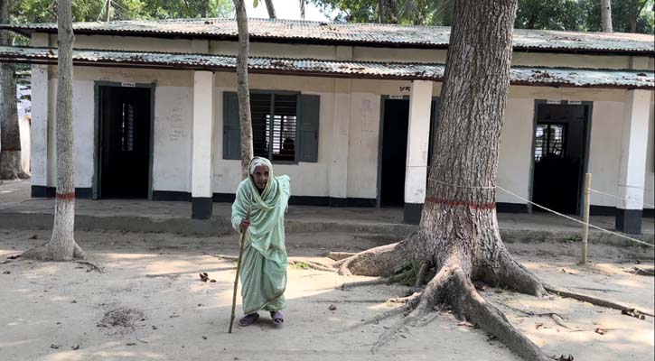 লাঠিতে ভর দিয়ে ভোটকেন্দ্রে আটাশি বছরের জামেলা বেগম