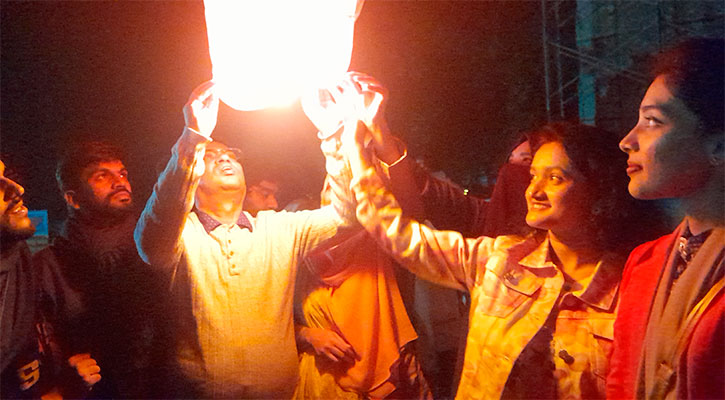 ফানুস উড়িয়ে ইবিতে বিজয় দিবস উদ্‌যাপন