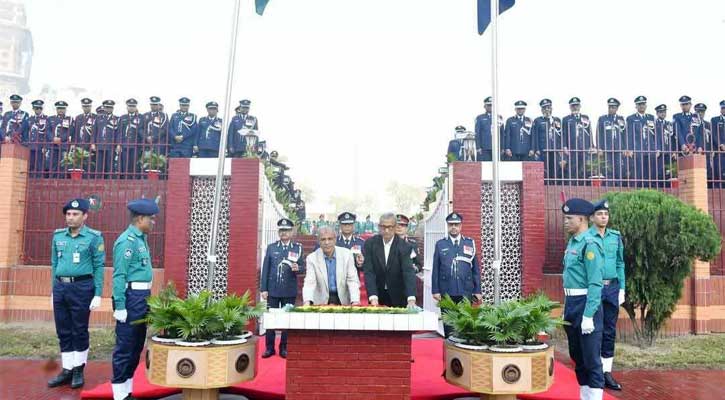 রাজারবাগ পুলিশ স্মৃতিসৌধে স্বরাষ্ট্র উপদেষ্টার শ্রদ্ধা