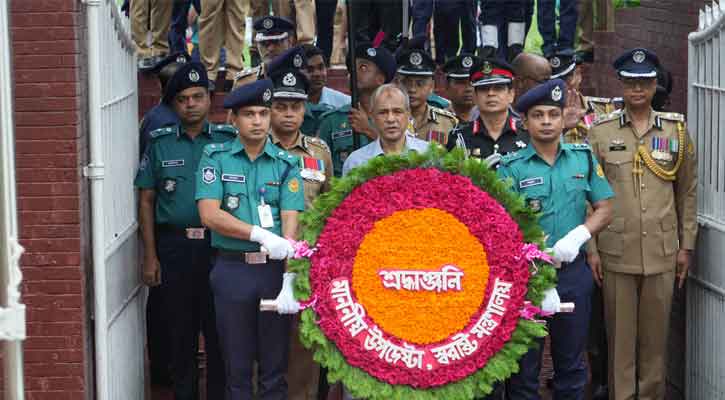 রাজারবাগ পুলিশ স্মৃতিস্তম্ভে স্বরাষ্ট্র উপদেষ্টার শ্রদ্ধা