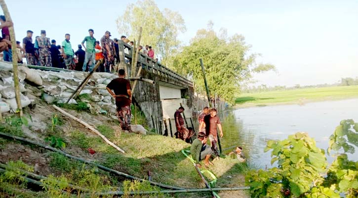 বন্যায় ক্ষতিগ্রস্ত সড়ক সংস্কারে বিজিবি ও শিক্ষার্থীরা