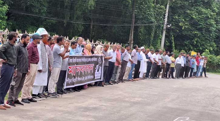 আন্দোলনরত শিক্ষার্থীদের সঙ্গে সংহতি জানিয়ে চবি শিক্ষকদের মানববন্ধন