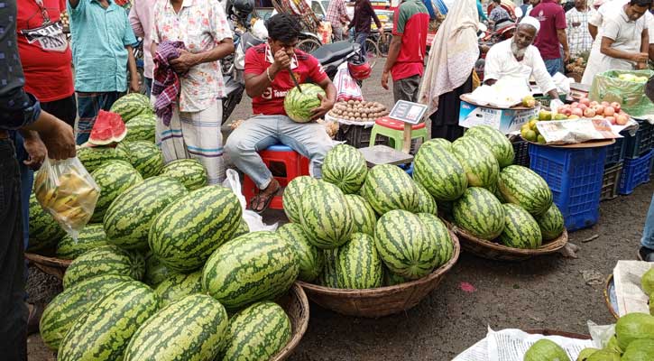 বৃষ্টির প্রভাবে কমেছে তরমুজের দাম