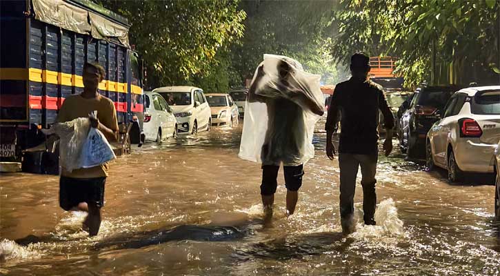 ভারী বৃষ্টিপাতে তলিয়ে গেছে রাস্তাঘাট, স্কুল-কলেজ বন্ধ