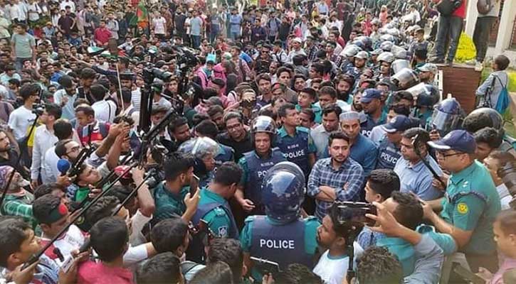 সচিবালয় ঘেরাও করা শিক্ষার্থীদের সঙ্গে কথা বলতে এলেন নাহিদ