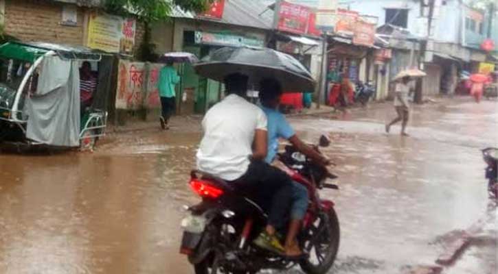 রাজধানীতে গুঁড়ি গুঁড়ি বৃষ্টি, দুর্ভোগে খেটে খাওয়া মানুষ