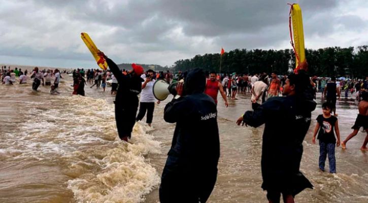 মুক্তি পেয়ে সৈকতে ছুটেই পর্যটকেরা হতভম্ব