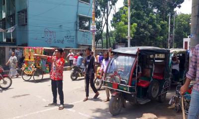 ট্রাফিকের দায়িত্বে শিক্ষার্থীরা, নিয়ম অমান্য করলে ১০ মিনিটের সাজা