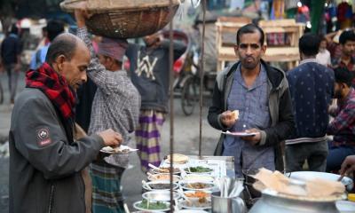 নগরজুড়ে পিঠা খাওয়ার ধুম