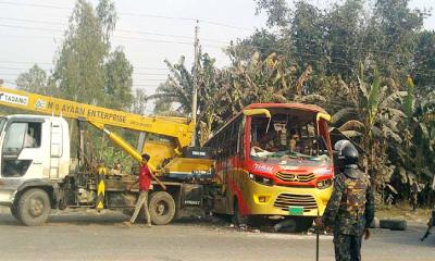 গাইবান্ধায় বিএনপির মিছিল শেষে বাস-ট্রাক ভাঙচুর