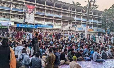 ইফতার পার্টিতে নিষেধাজ্ঞা, প্রতিবাদে ঢাবিতে গণইফতার