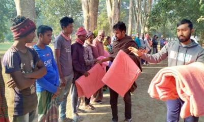 বন্যায় সংগ্রহ করা কাপড় বিক্রি করে ‘অন্য’ কাজ করলেন সহ-সমন্বয়করা