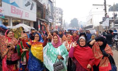 ঠাকুরগাঁওয়ে পুলিশি বাধা উপেক্ষা করে মহিলা দলের মিছিল