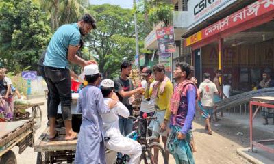 গরমে পথচারীদের জন্য শরবত নিয়ে হাজির একদল শিক্ষার্থী