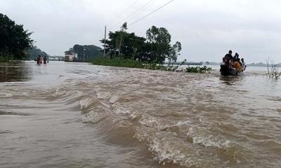 নদ-নদীতে পানি বাড়ছেই, ডুবেছে সড়ক