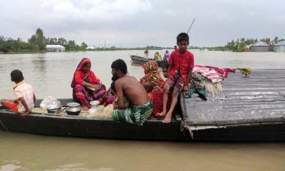 ‘ঘরে এক গলা পানি, তাই নৌকায় থাকছি’