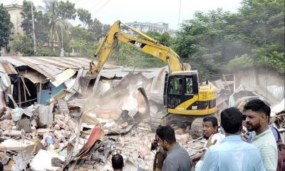 রেলওয়ের জমি থেকে অর্ধশত অবৈধ স্থাপনা উচ্ছেদ