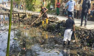 নিজেই খালের বর্জ্য পরিষ্কার করলেন মেয়র