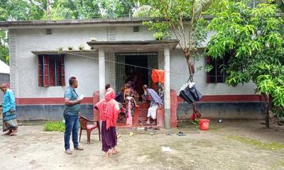 অস্ত্রের মুখে জিম্মি করে দুর্ধর্ষ ডাকাতি