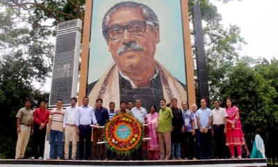 ইবির মুজিব ম্যুরালে বঙ্গবন্ধু পরিষদের শ্রদ্ধা