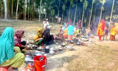 খোলা আকাশের নিচে গ্রামীণ নারীদের রান্নার প্রতিযোগিতা