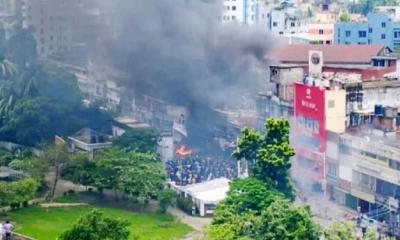 খুলনায় নেতাকর্মীদের ধাওয়া দিয়ে আ.লীগ কার্যালয়ে আগুন