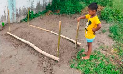 ছোট্ট আয়াত দাঁড়িয়ে থাকে বাবার কবরের পাশে