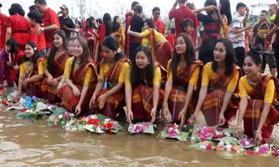 ফুল ভাসিয়ে সুখ-সমৃদ্ধি প্রার্থনা করে বৈসাবি উৎসব শুরু