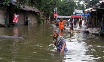 বন্যাদুর্গত এলাকায় ৫ টাকার মোমবাতি ২৫ টাকা