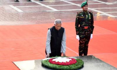 শহীদ বুদ্ধিজীবী স্মৃতিসৌধে প্রধান উপদেষ্টা