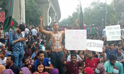 কোটা বাতিলের দাবিতে শাহবাগে শিক্ষার্থীদের অবরোধ, যান চলাচল বন্ধ