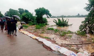 বাঁধ ছুঁই ছুঁই গোমতী নদীর পানি