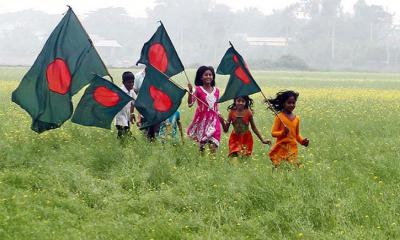 পত পত করে উড়ছে বিজয়ের পতাকা